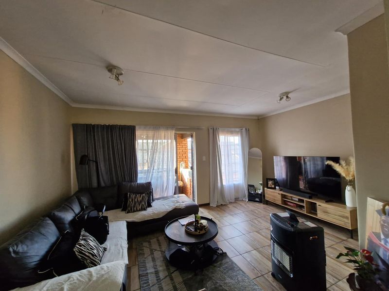 Stunning two bedroom top unit in Mooikloof Ridge Estate - Photo 2