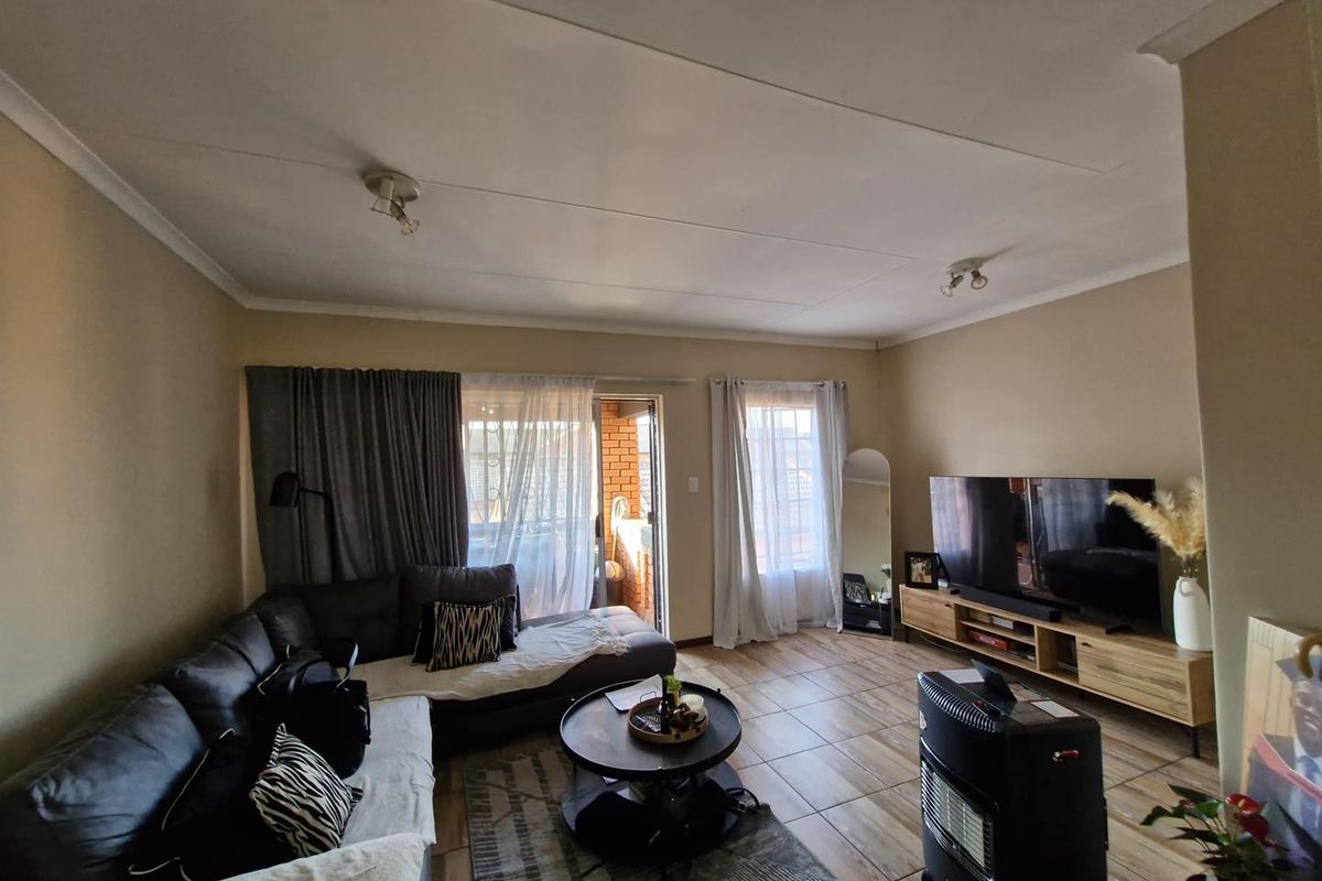 Stunning two bedroom top unit in Mooikloof Ridge Estate - Photo 2