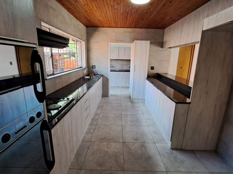 . "Prime Investment in Prestigious Heuwelsig" - Photo 7