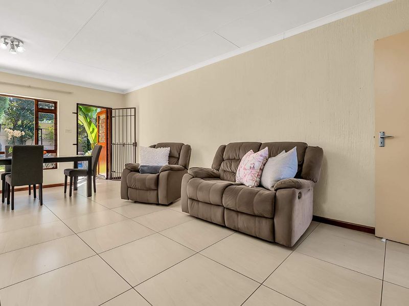 POSITION PLUS POTENTIAL – A PRIVATE LIGHT-FILLED FEEL HAPPY HOME - Photo 6