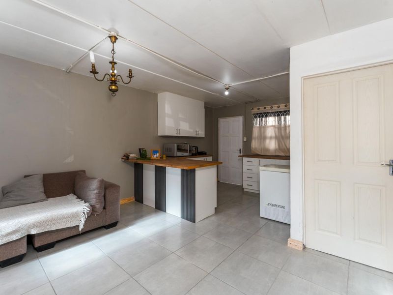 3 Bedroom House for Sale in Hanover Park - Photo 2