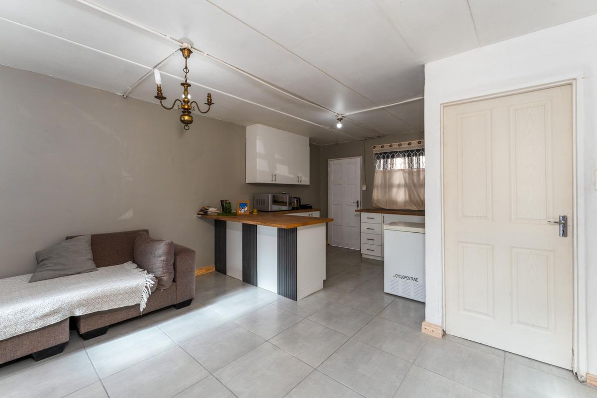 3 Bedroom House for Sale in Hanover Park - Photo 2