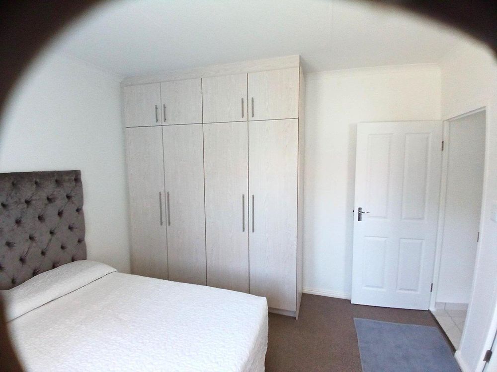 Main en suite Bedroom (with shower).