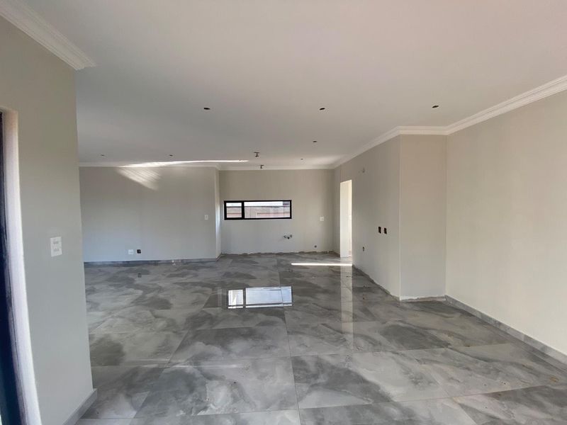 Newly Built Estate Home - Photo 5