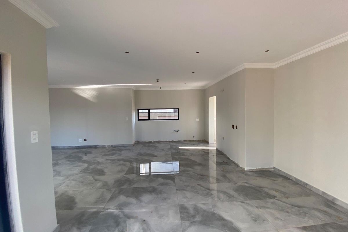 Newly Built Estate Home - Photo 5