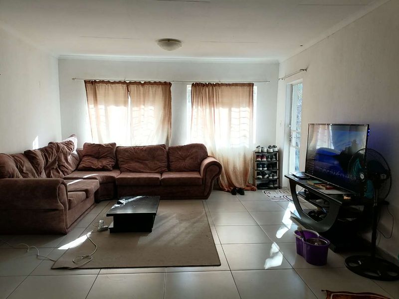 2 Bedroom Apartment in Oakwood Mews Germiston - Photo 4