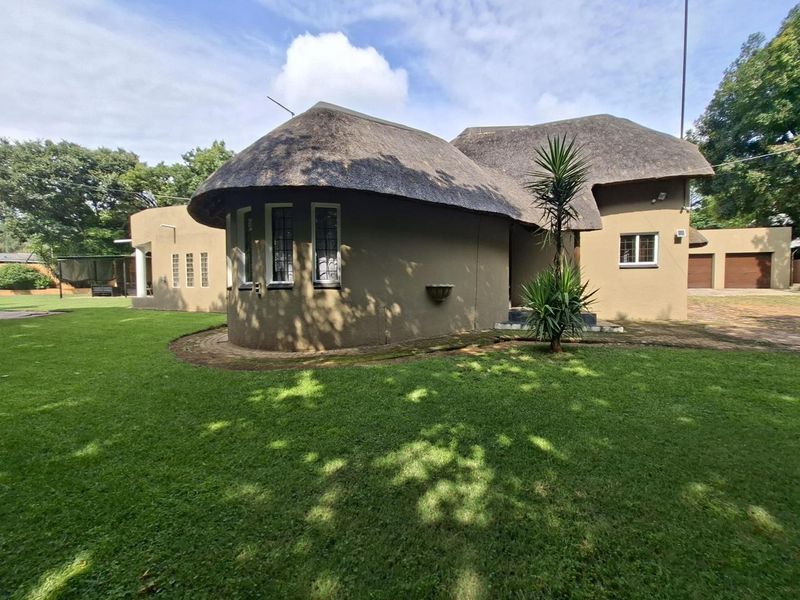 Spacious Thatched Home 5 Bedroom,3.5 Bathroom with cottage - Photo 8