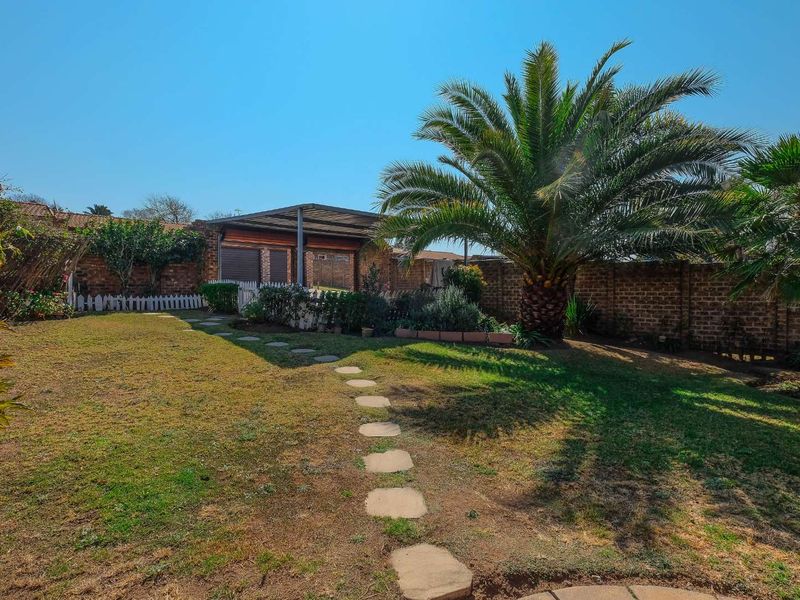 Lovely 3 Bedroom/2 Bathroom Simplex with Double Garage! - Photo 4