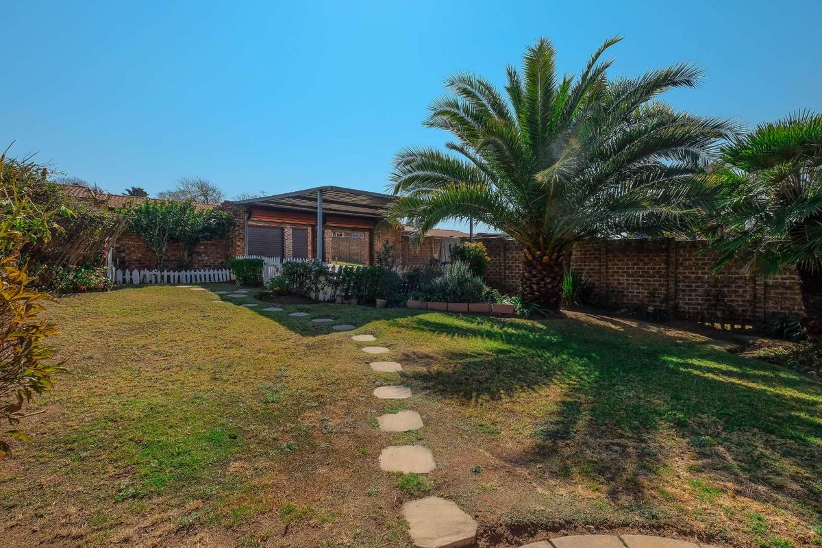 Lovely 3 Bedroom/2 Bathroom Simplex with Double Garage! - Photo 4