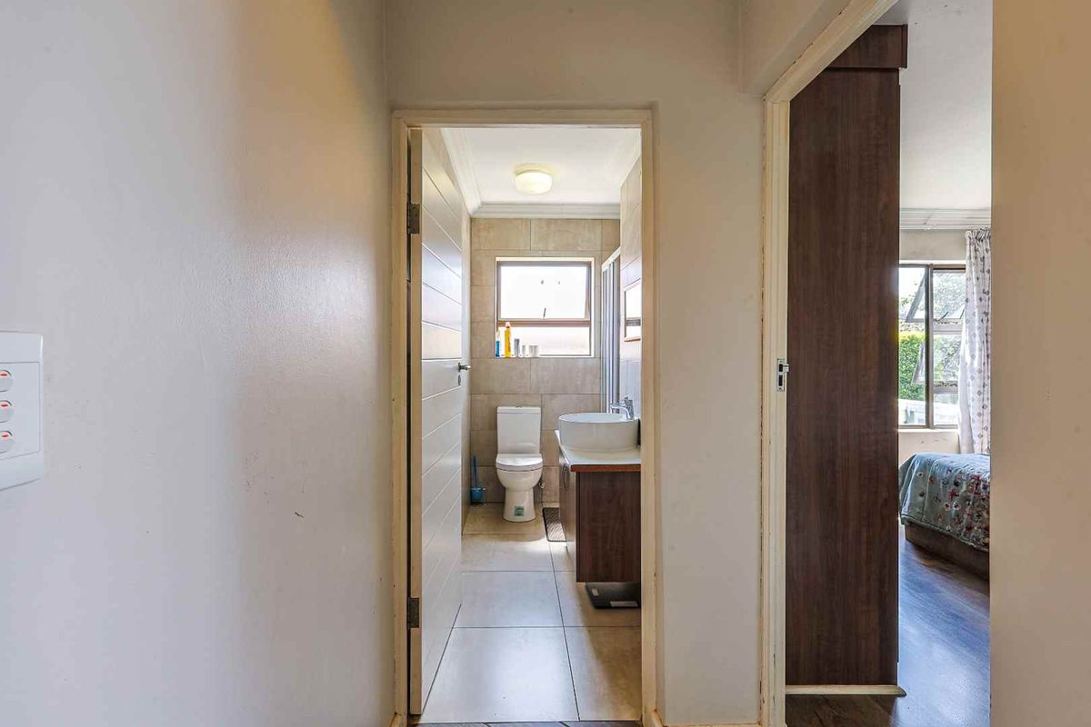 Stylish Family Living with Space, Flow & Exceptional Comfort in Pretoria East - Photo 5