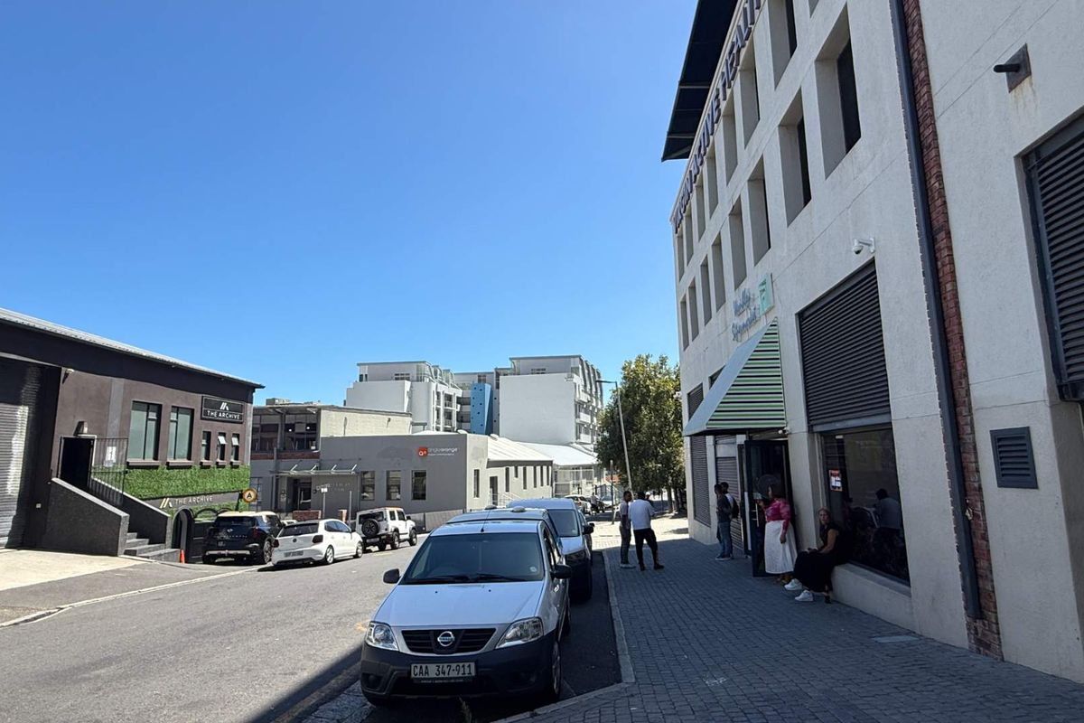 154m2 retail unit to let at Wembley Square near entrance - Photo 3