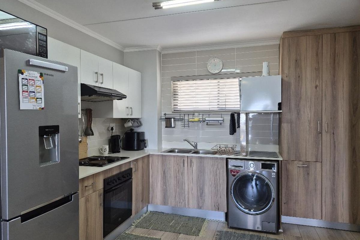 Stunning two-bedroom in Greenpark Lifestyle complex - Photo 5