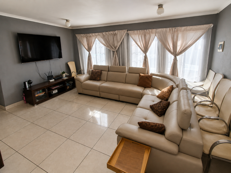 3 Bedroom House in Nellmapius - Photo 4
