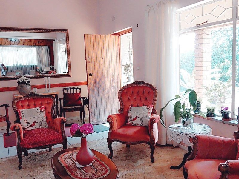 Elegant Family Home with Ample Space - Photo 5