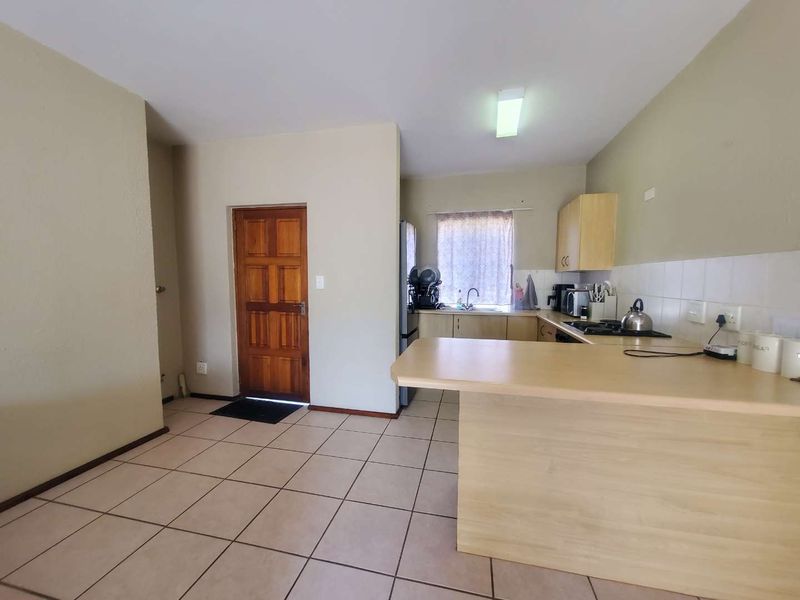 Perfect starter home or investment in Ruimsig Palms! - Photo 9