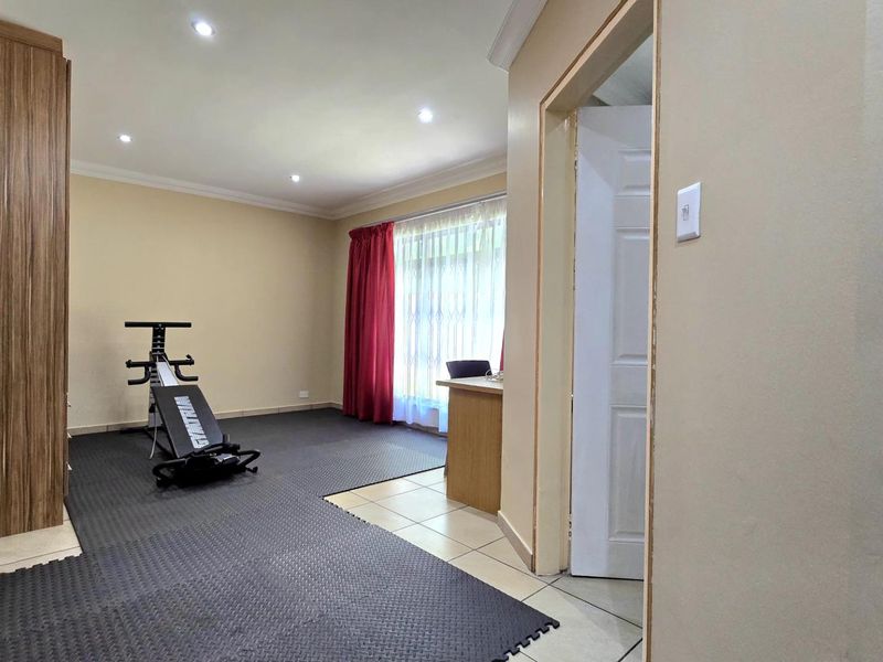 Immaculate 4 bedroom house with 3 flatlets - Photo 3
