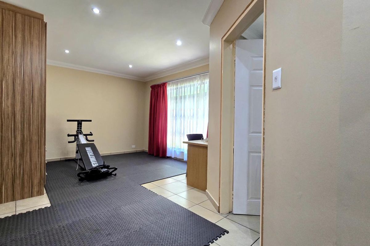 Immaculate 4 bedroom house with 3 flatlets - Photo 3