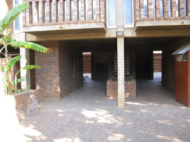 BACHELOR FLAT TO RENT IN ARCADIA - Photo 4