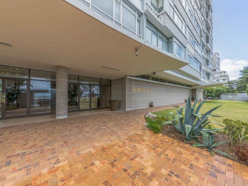 Fully furnished, luxury beachfront studio with parking - Photo 10