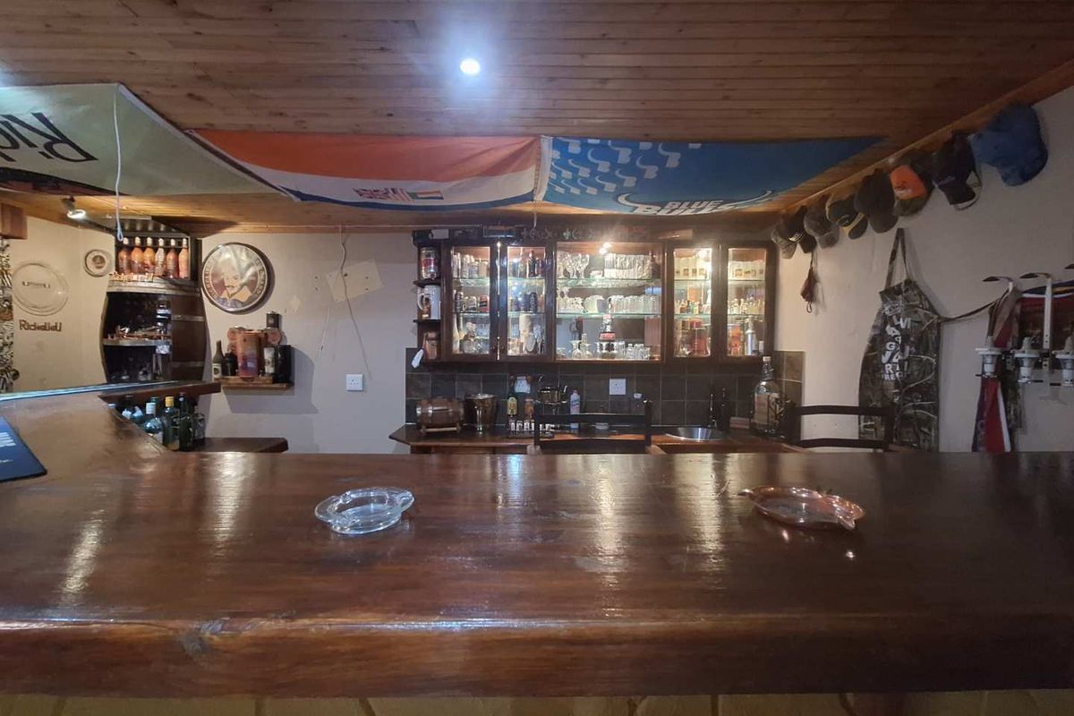 Spacious Home - Entertainer's Dream - Photo 4