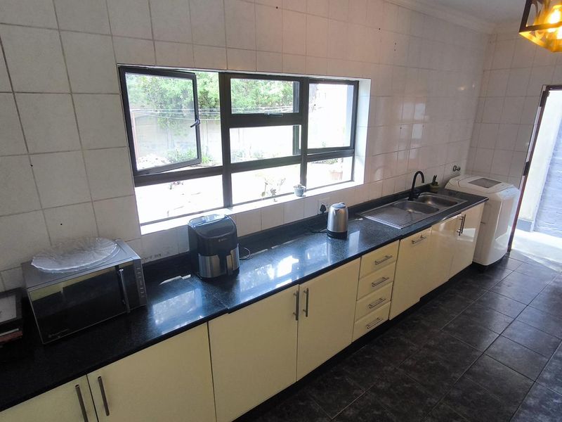 Investors Dream, with 2 Granny Flats! - Photo 9