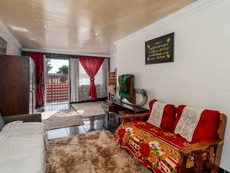 Spacious 4 Bedroom Family Home with Two Income-Generating Flatlets | Silvertown SOLE AND EXCLUSIVE MANDATE - Photo 5