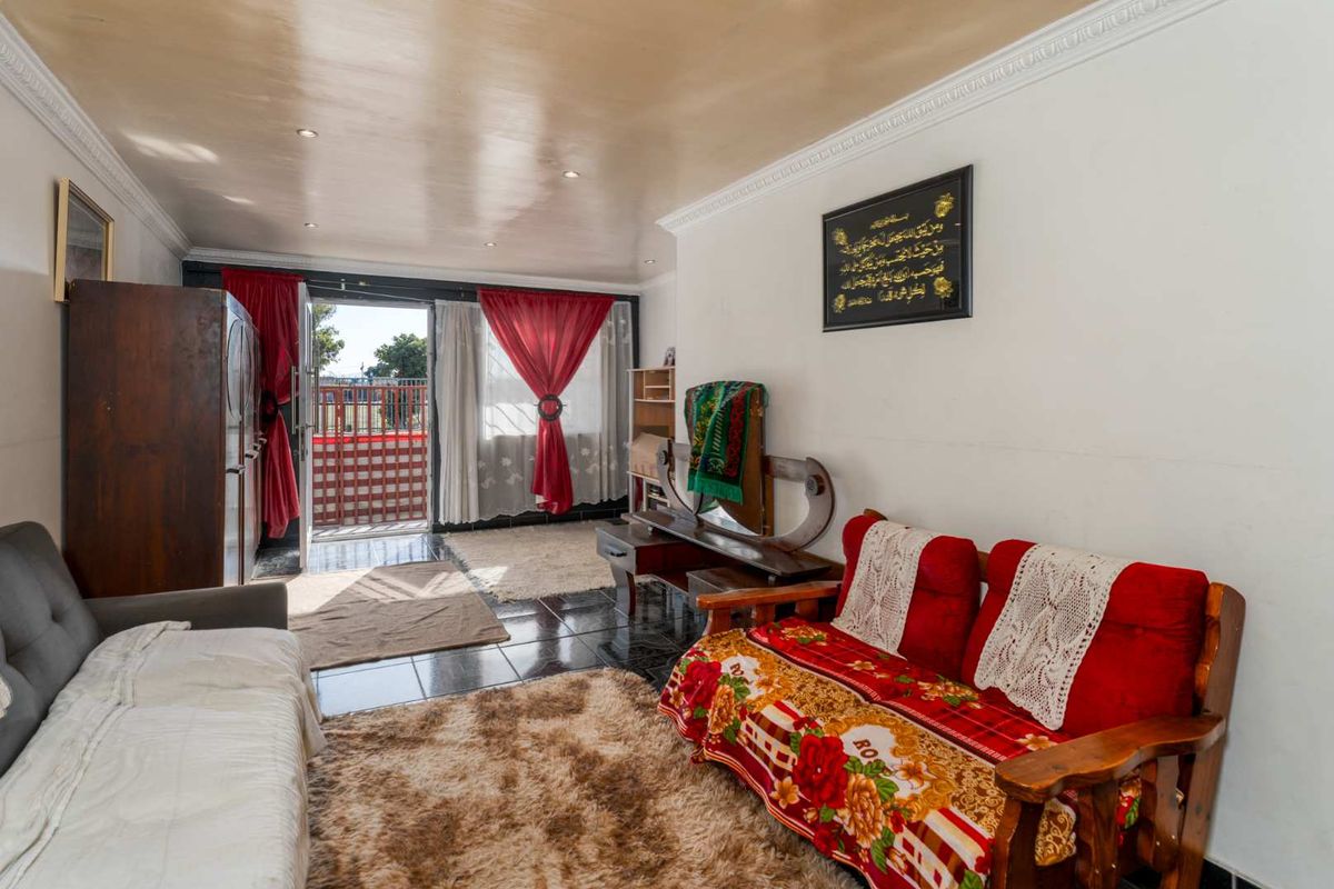 Spacious 4 Bedroom Family Home with Two Income-Generating Flatlets | Silvertown SOLE AND EXCLUSIVE MANDATE - Photo 5