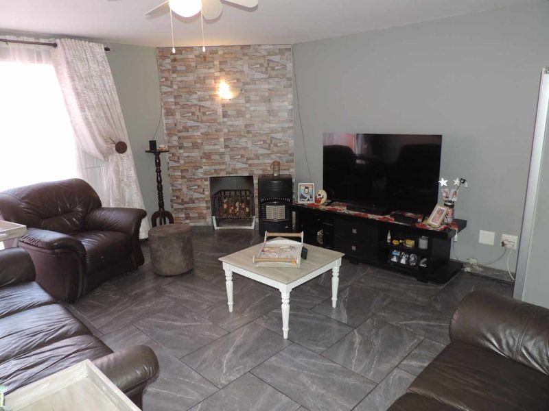 Two bedroomed duplex in secure Complex - Photo 5