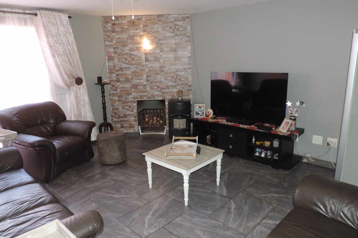 Two bedroomed duplex in secure Complex - Photo 5