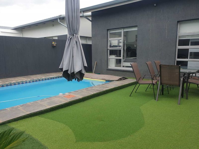 Beautiful 4 Bedroom home with pool Up for grabs - Photo 10