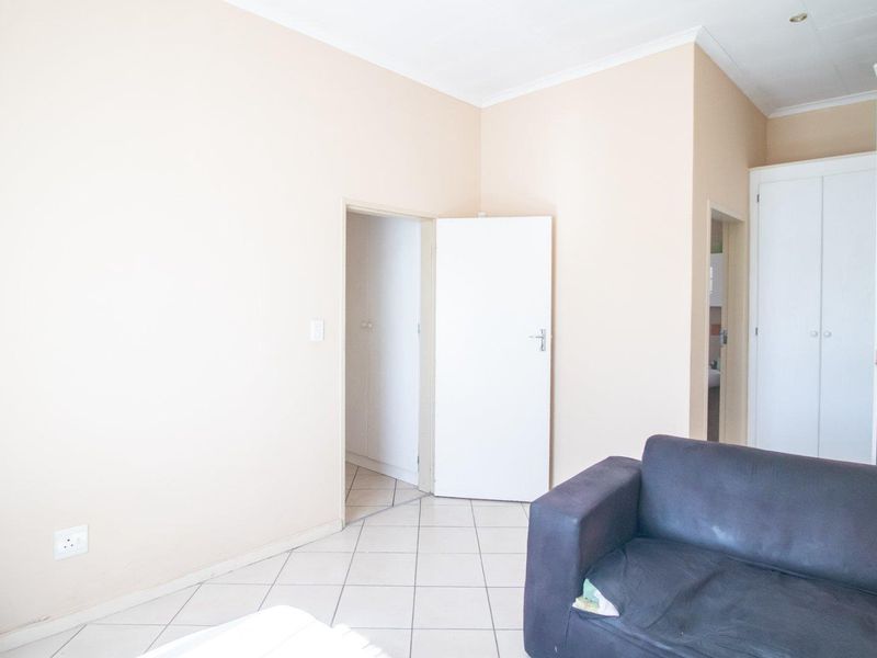 3 Bedroom 2 bathroom home - Photo 3