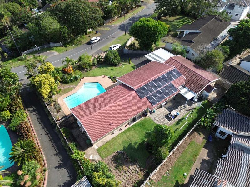 Entertain in Style in Northdene – Spacious 6 Bedroom Family Home with Pool & Solar and  converted flatlet. - Photo 3