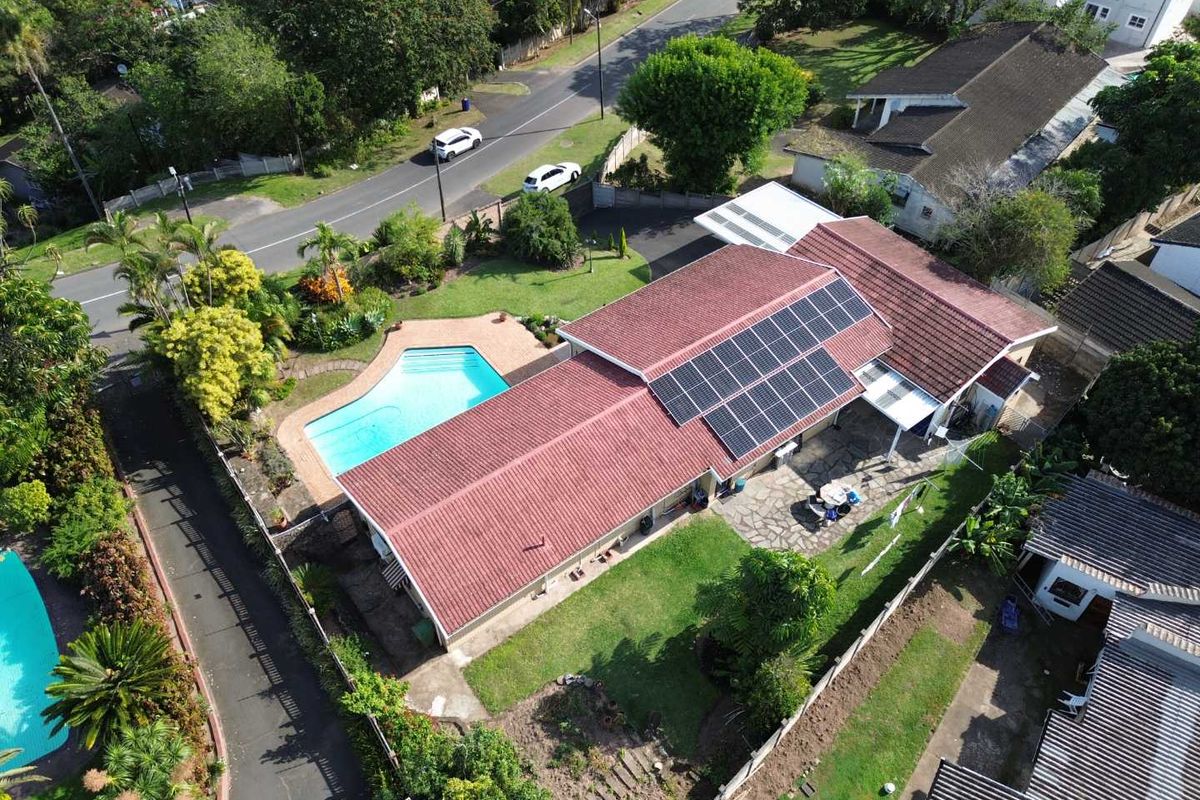 Entertain in Style in Northdene – Spacious 6 Bedroom Family Home with Pool & Solar and  converted flatlet. - Photo 3