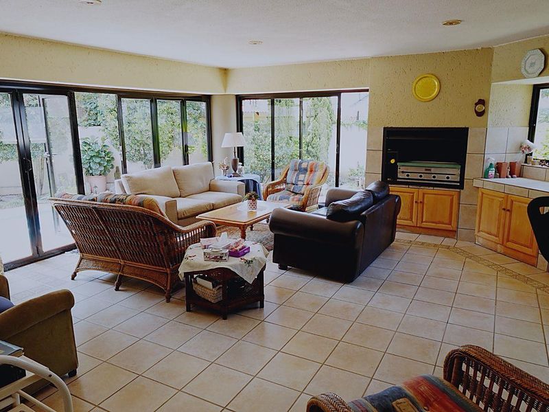 5 Bedroom Family Home in Silver Lakes Golf & Wildlife Estate - Photo 3