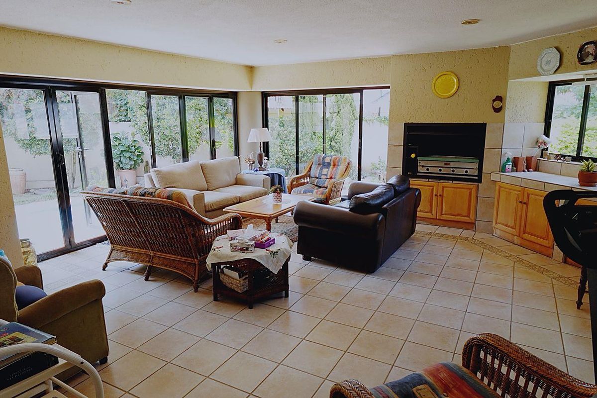 5 Bedroom Family Home in Silver Lakes Golf & Wildlife Estate - Photo 3