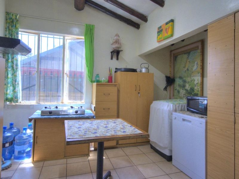 4 bed home plus 2 cottages - Photo 10