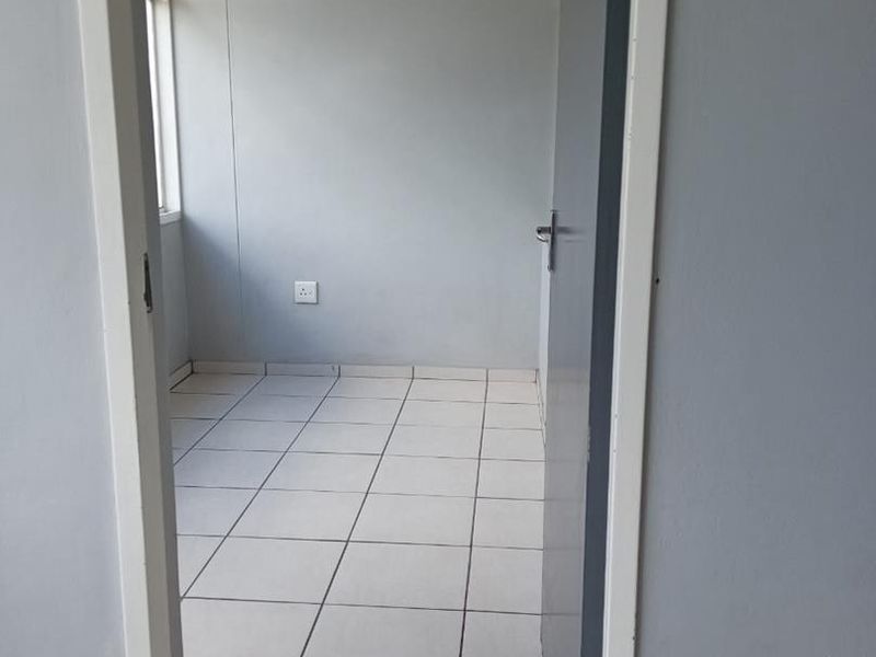 ONE AND HALF BEDROOM FLAT IN SUNNYSIDE :AVAILABLE IMMEDIATELY. - Photo 10