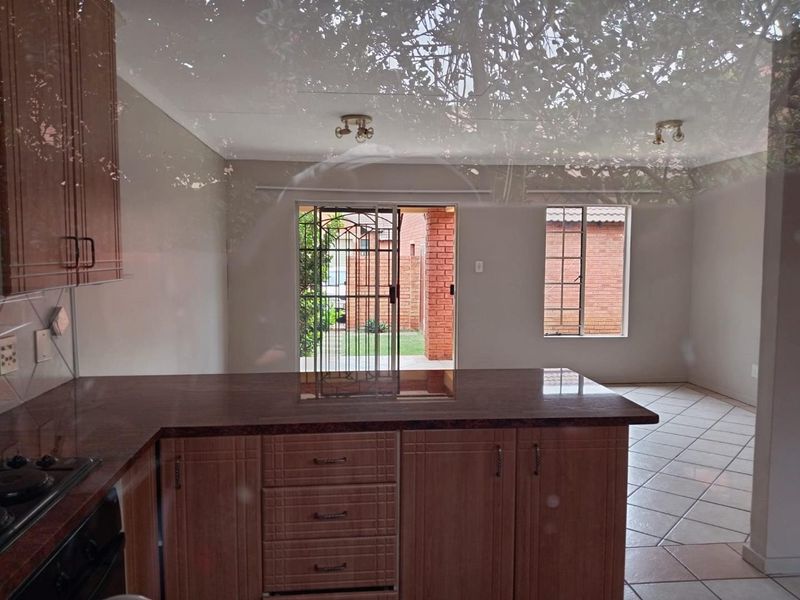 2 BEDROOM TOWNHOUSE TO RENT IN MORELETA PARK - Photo 6