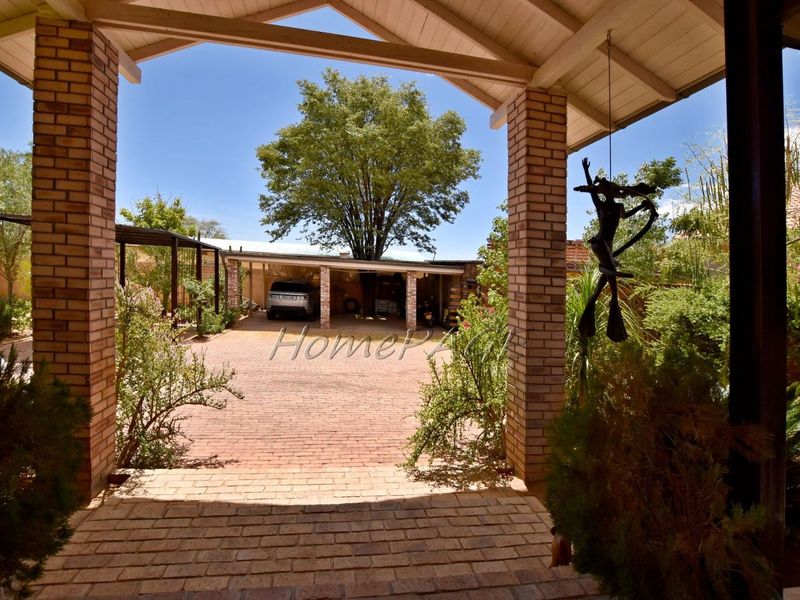 Omaruru:  Elaborate, Luxurious Home is for Sale - Photo 9