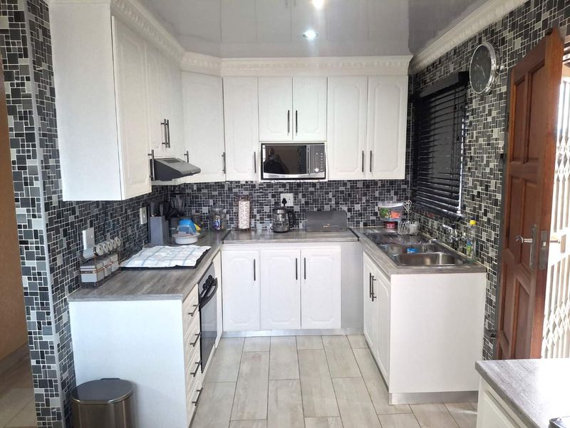 A  Beautiful, spacious, Neat Modern Home in a Sought after  Area in Ennerdale - Photo 2