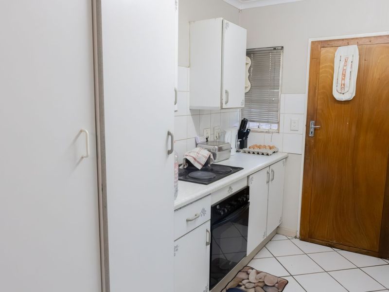 FOR SALE: 2-Bedroom Simplex in Moreleta Park - Photo 7