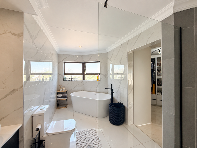 Spacious 4-Bedroom Family Home with Pool, Entertainment Areas & Solar Backup in Highveld - Photo 10