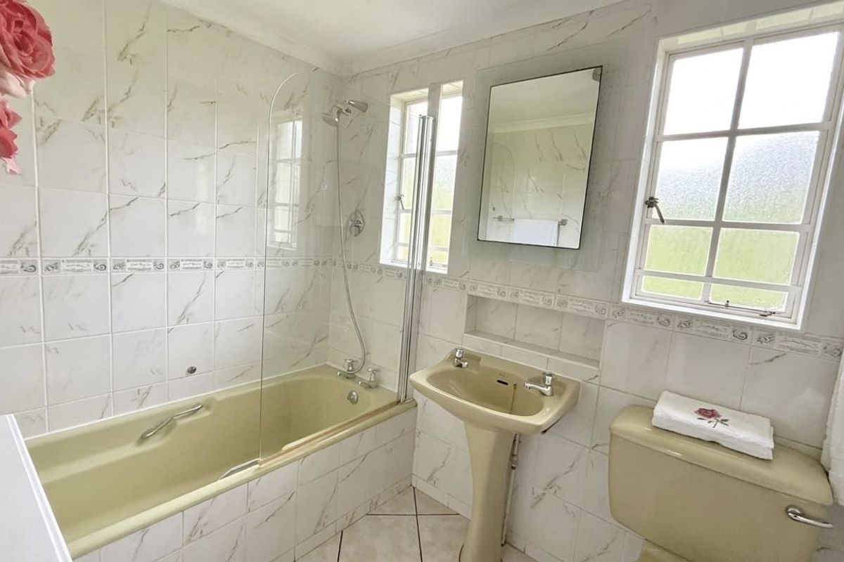 Spacious Family Home for Sale in Oak Park - Photo 5