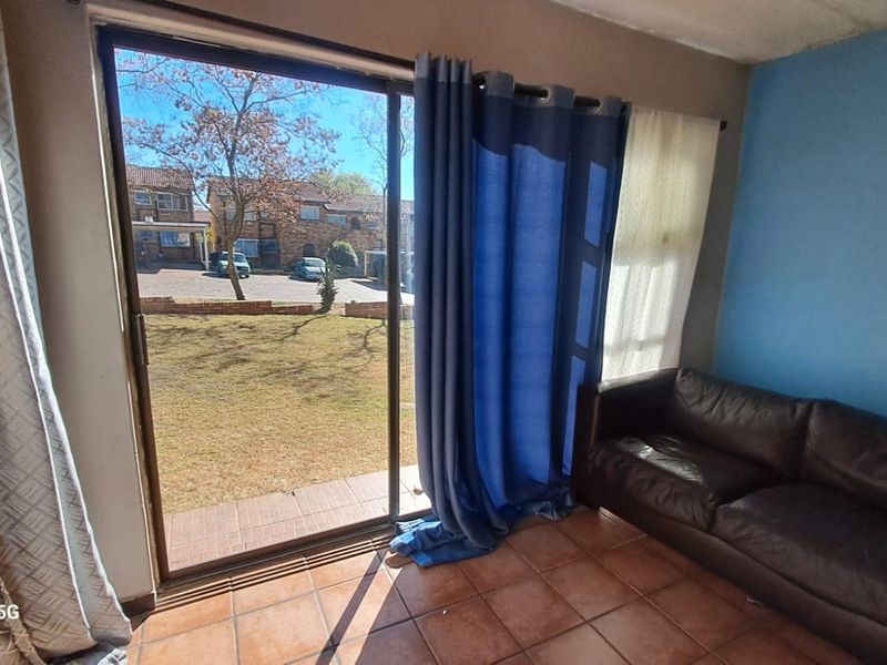 2 Bedroom Groundfloor Apartment with Carport in Secure Complex - Photo 4