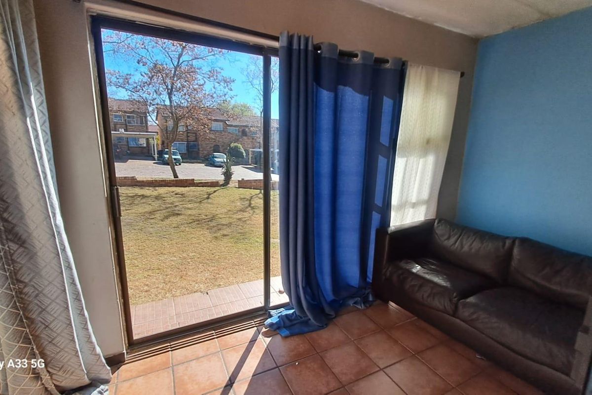 2 Bedroom Groundfloor Apartment with Carport in Secure Complex - Photo 4