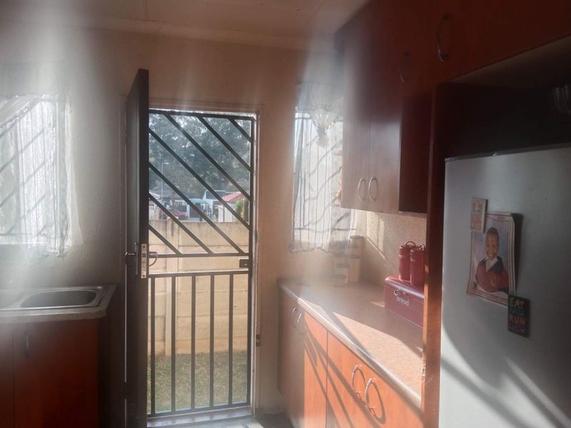 Comfortable 3 Bedroom Simplex To Let - Photo 10