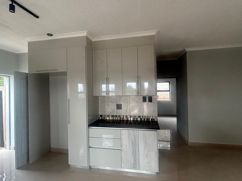 Newly Built Modern 4 Bedroom Full Title Double-Storey Home in Upmarket Secure Estate - Photo 5