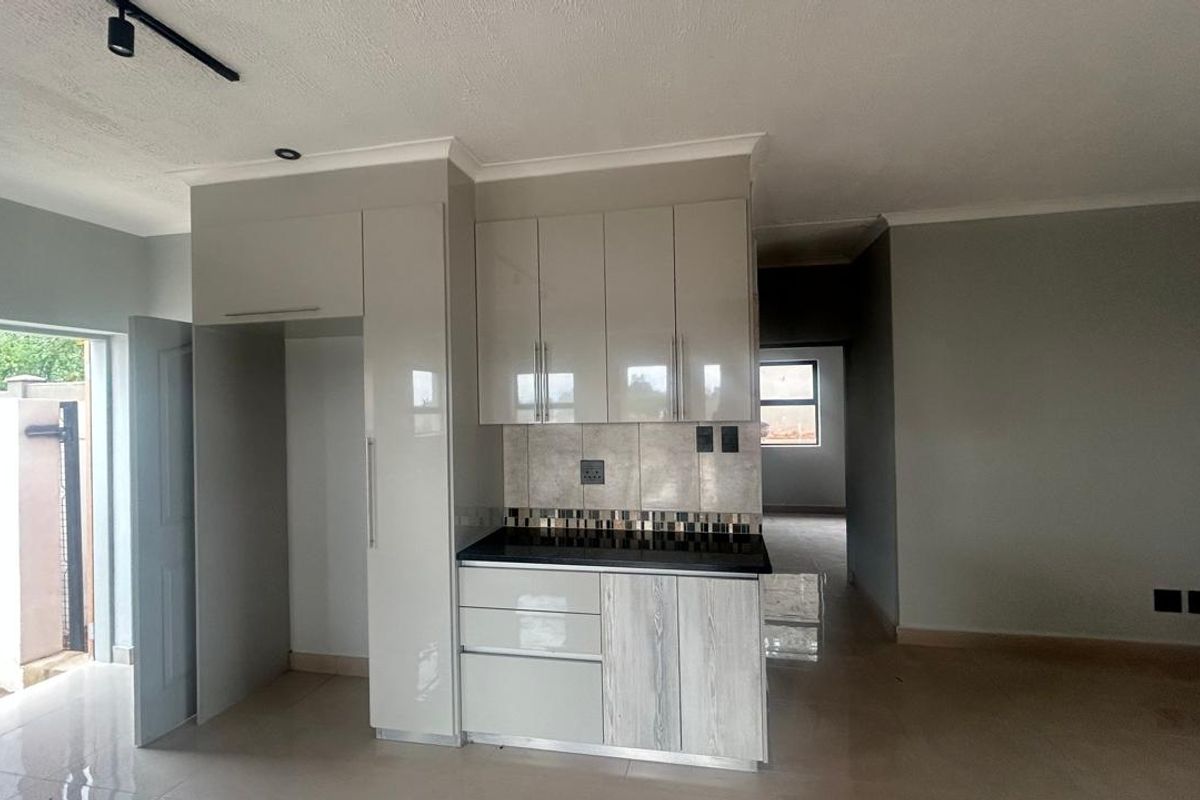 Newly Built Modern 4 Bedroom Full Title Double-Storey Home in Upmarket Secure Estate - Photo 5