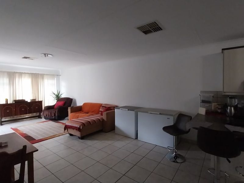 Well-Maintained 3-Bed Unit Close to Amenities & Garage Motors - Photo 3