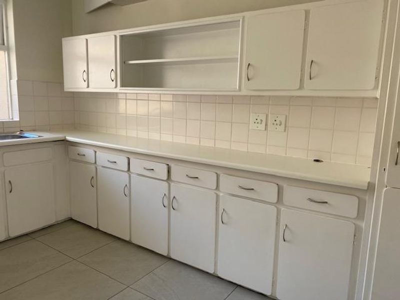 UNFURNISHED 2 Bedroom Apartment in security complex - Photo 10